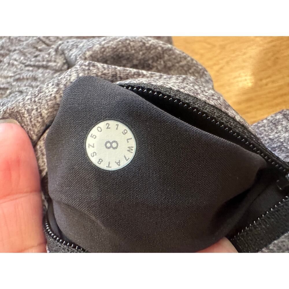 Lululemon Women’s Tracker Short V 4”, Size 8 - Picture 7 of 7